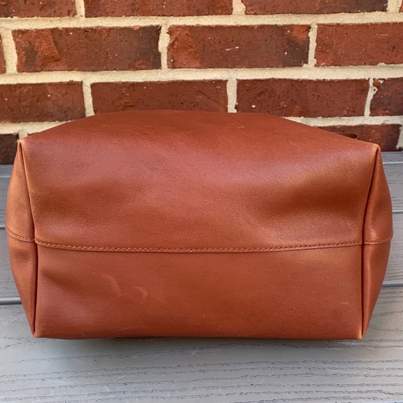 Madewell The Essential Bucket Tote - Picture 7 of 13